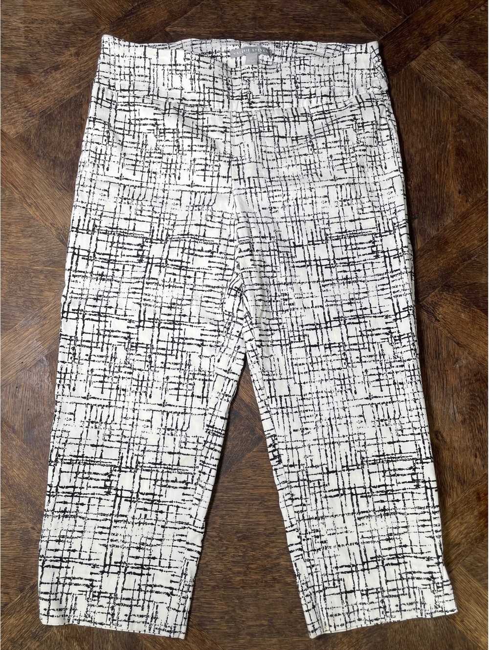 Valerie Steven’s Cream and black geometric pattern crop slacks size 12